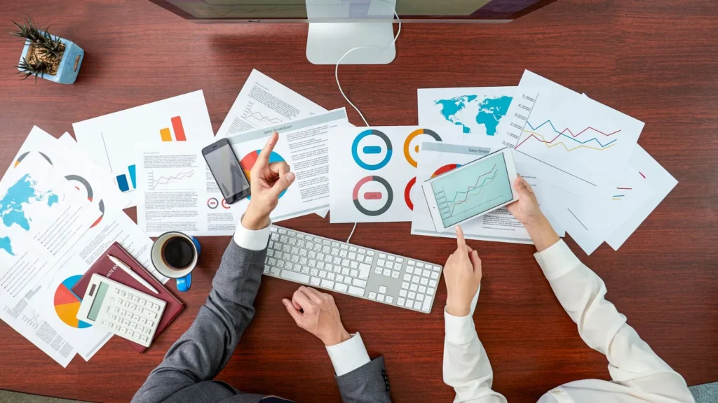 Familia empresaria del family office definiendo las claves para crear una estructura operativa sólida con el CEO