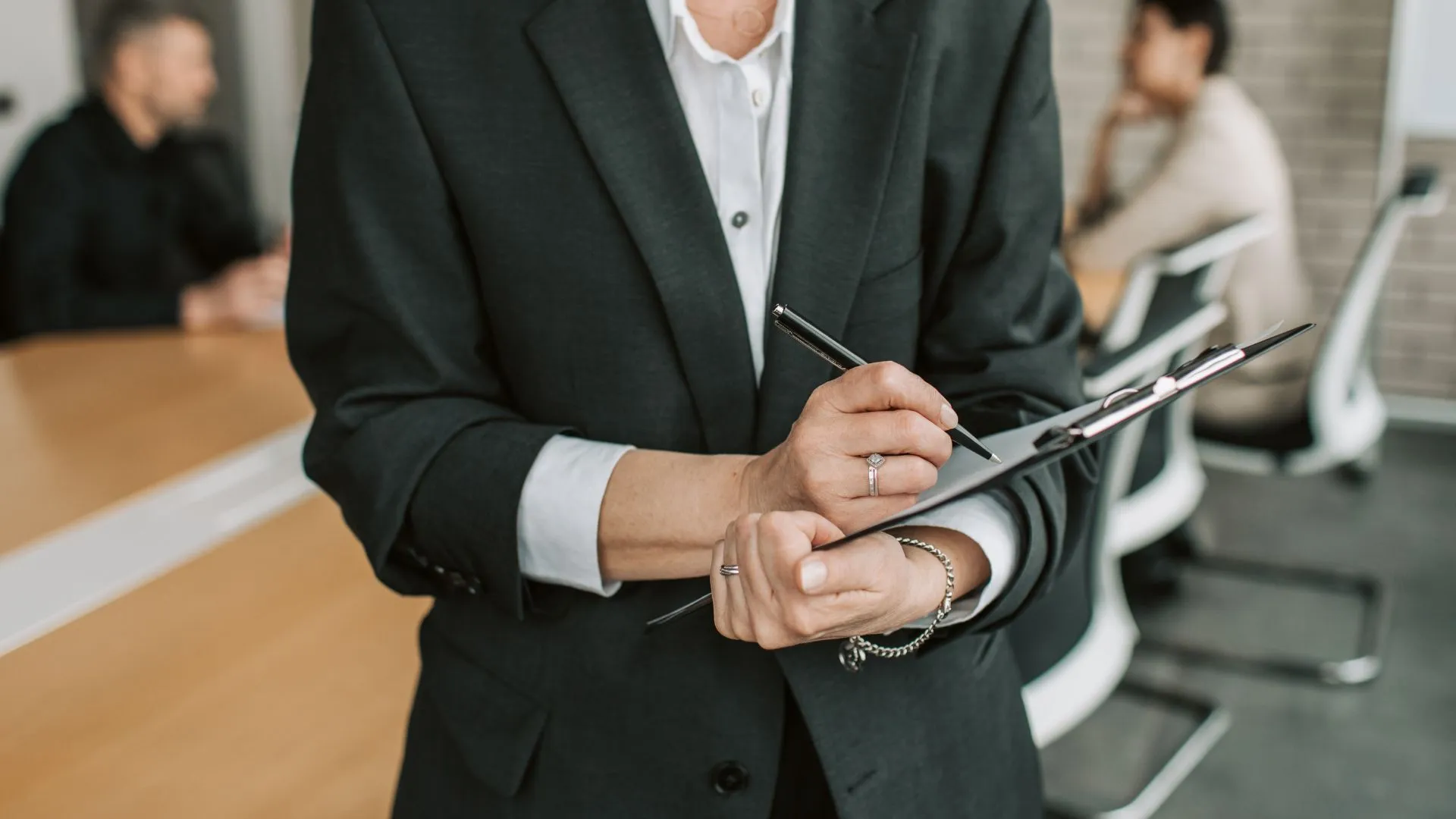 El protocolo familiar es una herramienta clave cuando se produce un cambio generacional en una empresa familiar. Su principal función es ordenar la sucesión y establecer reglas claras para la convivencia y el trabajo entre los miembros de la familia.