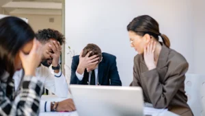 primos trabajando juntos en la empresa familiar